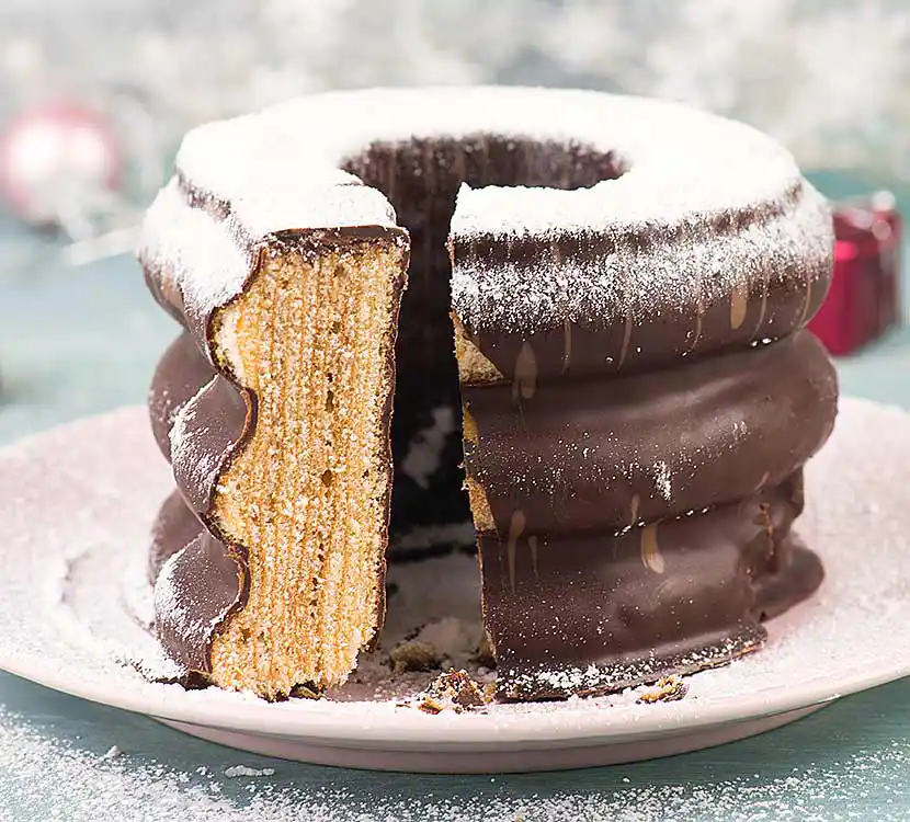 Teller mit angeschnittenem Baumkuchen.