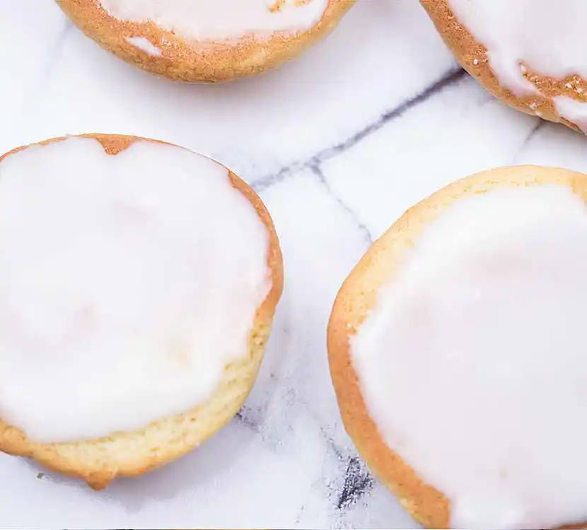 Gebäck aus Deutschland – Amerikaner auf Marmorplatte.