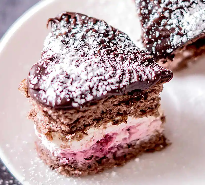 Teller mit zwei Donauwellen in Herzform.