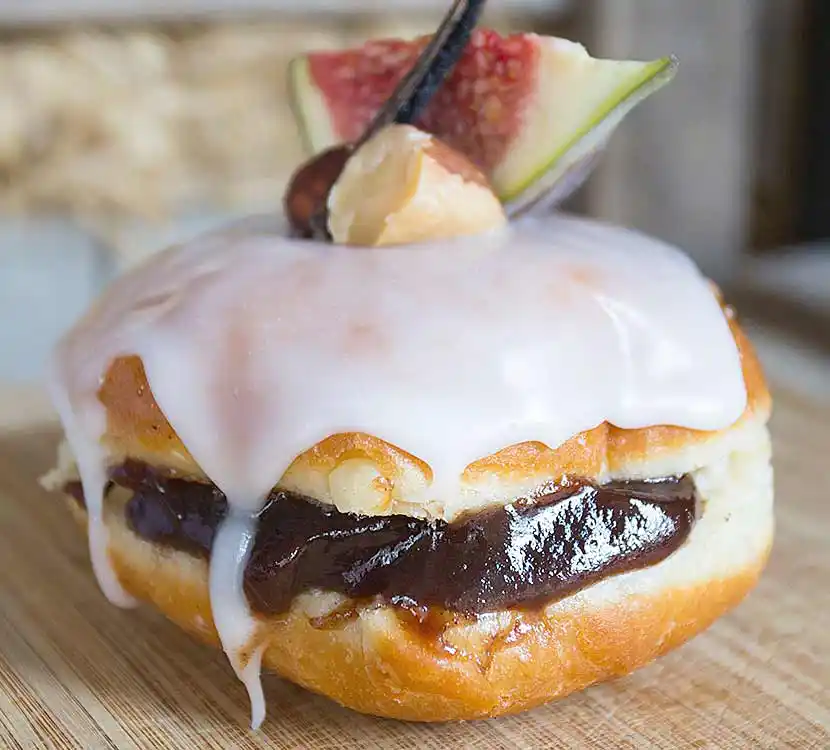 Holzbrett mit Krapüfen und schöner Dekoration.