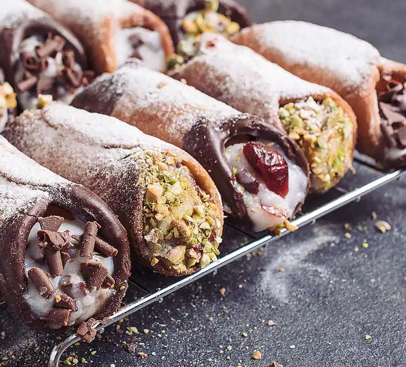Italienische Spezialität Cannoli auf Steinplatte.
