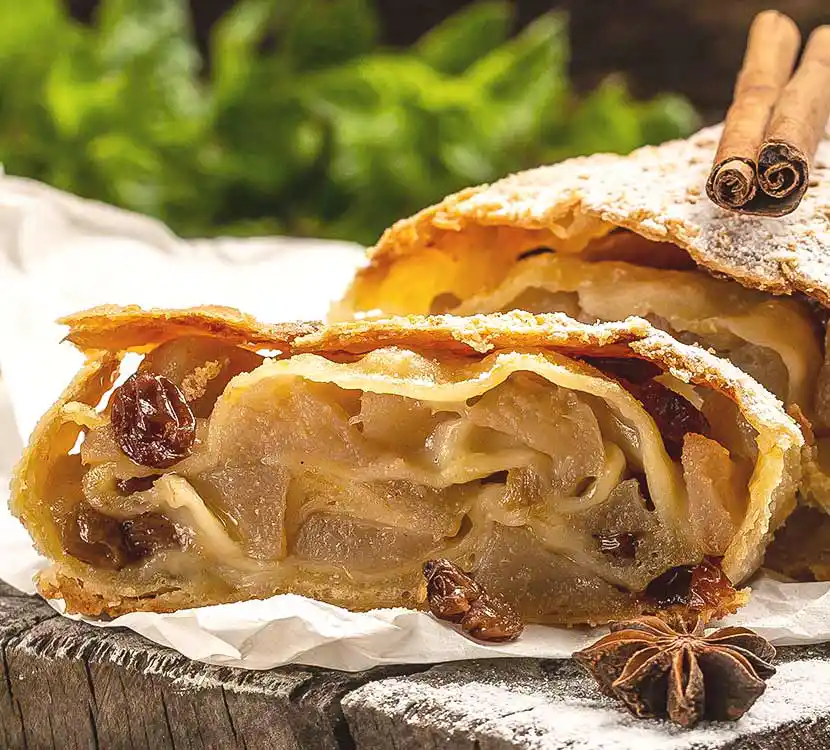 Apfelstrudel auf Holztisch.