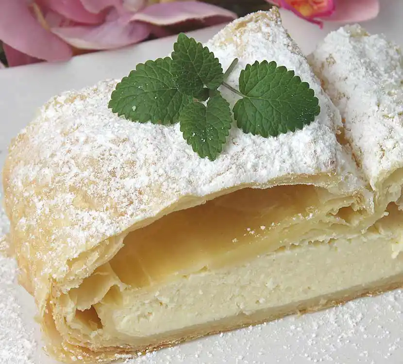Stück Topfenstrudel mit Minze auf Teller.