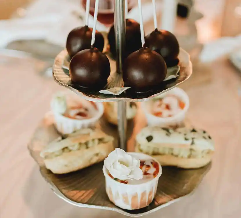 Etagere mit Cupcakes, Eclairs, Zimtschnecken und Cakepops.