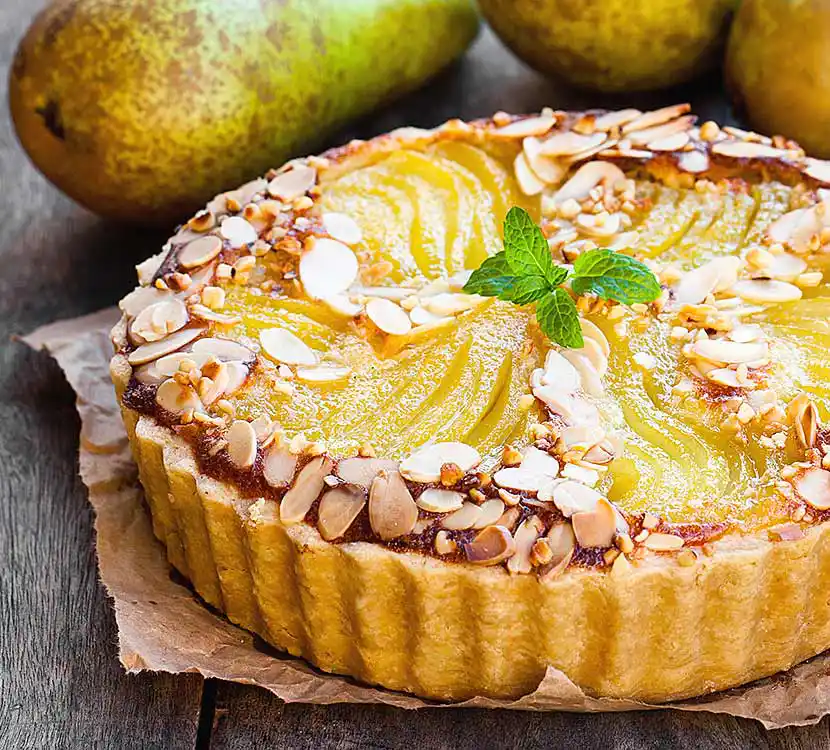 Birnenkuchen auf Papier.