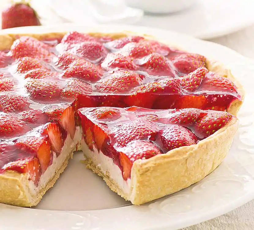 Angeschnittener Erbeerkuchen.