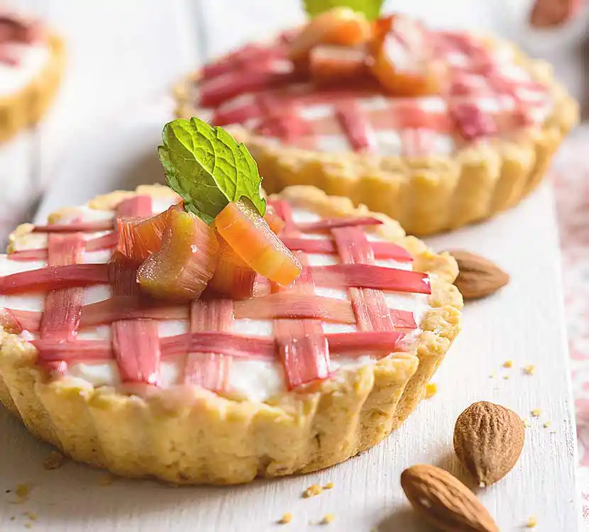 Kuchen mit Rhabarber-Streifen.