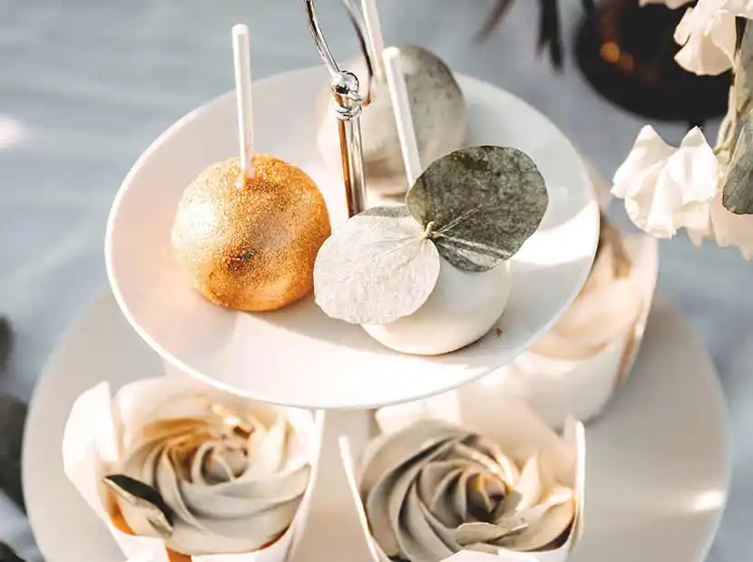 Teller mit drei Cakepops in verschiedenen Farben