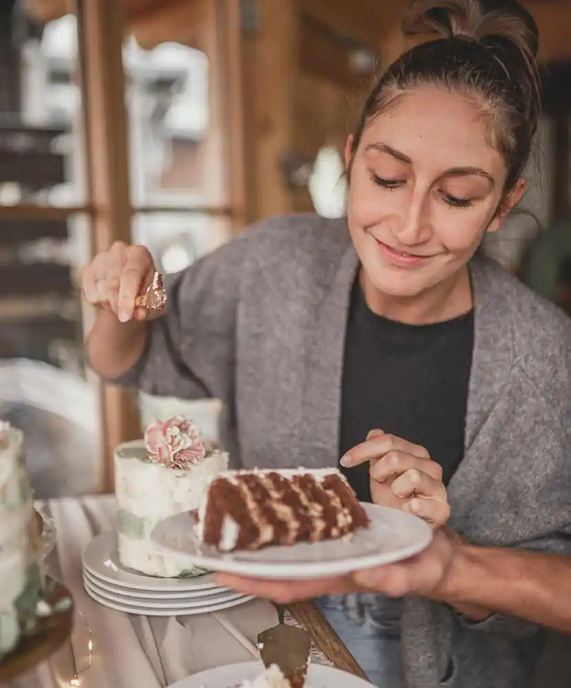 Katharina Brunner beim Tortenanschneiden