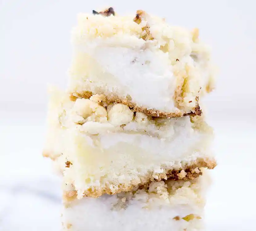 Teller mit 2 Stück Birnen-Chesscake.