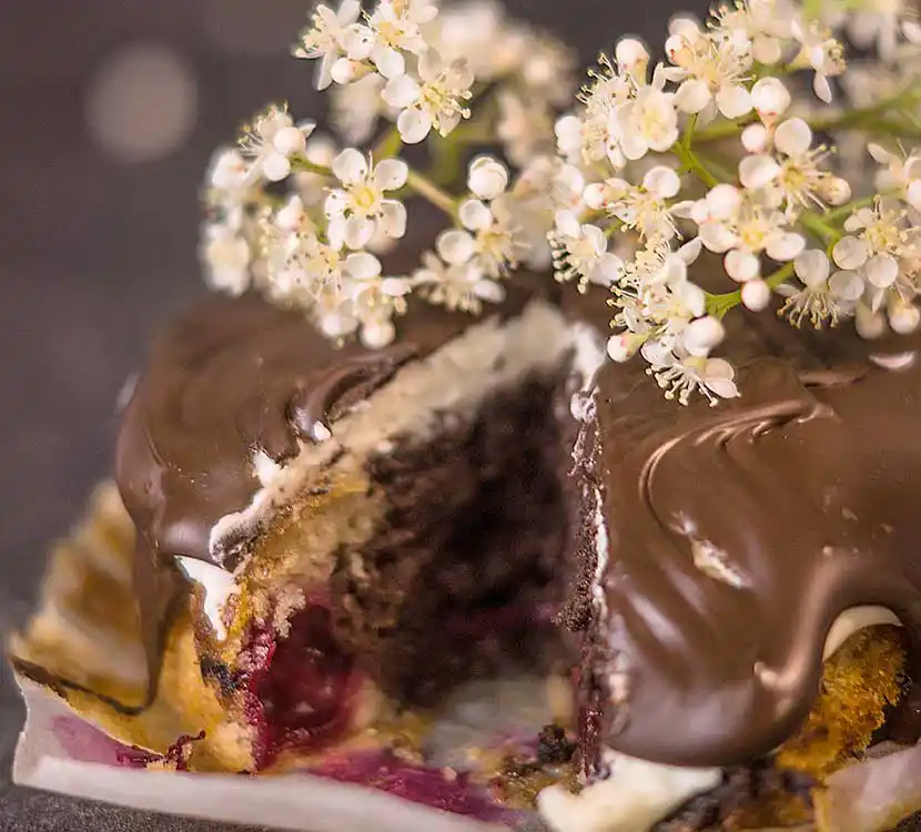 Nuss-Marmorkuchen mit Schokoglasur und Blumendekor.