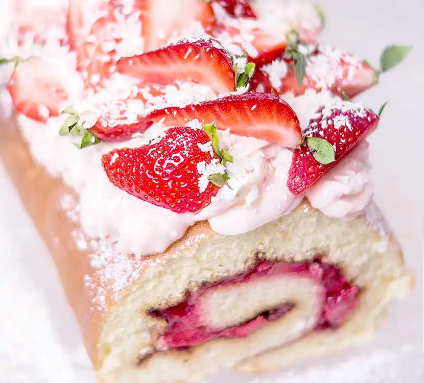 Erdbeer-Biskuitrolle mit Sahne-erdbeer-Topping.