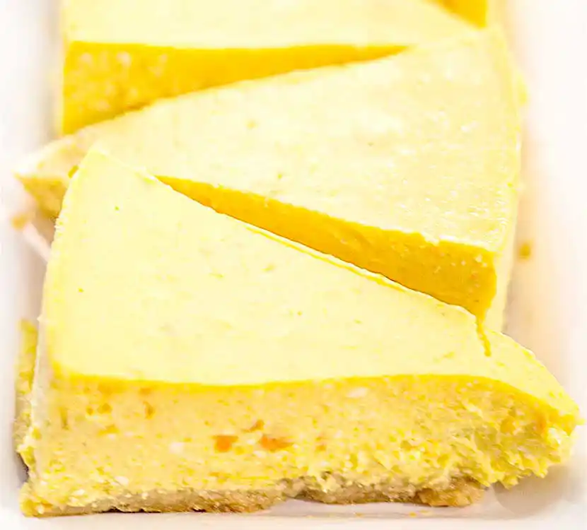 Teller mit 3 Stück Kürbis-Käsekuchen.