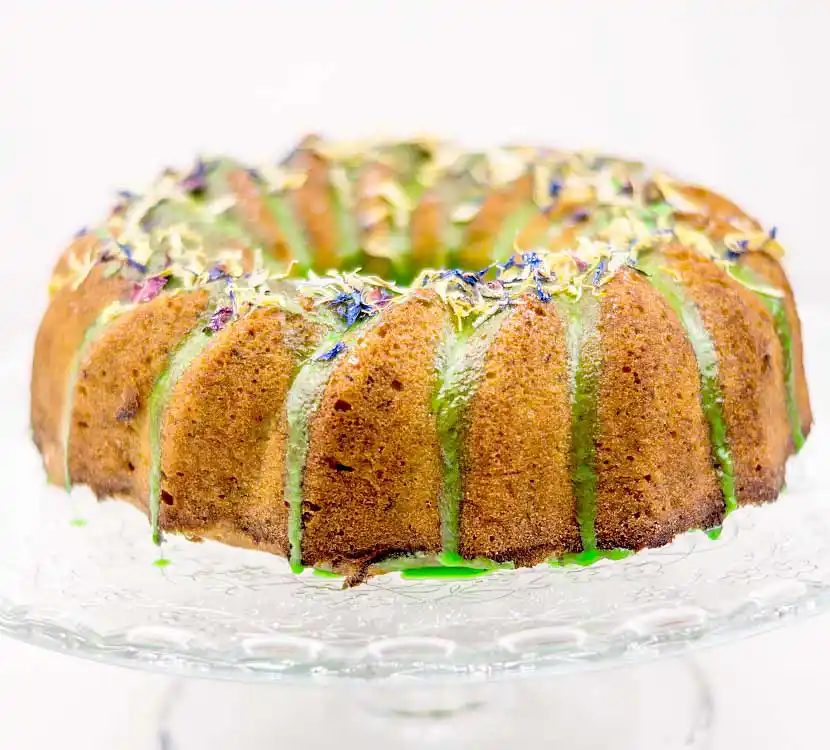 Tablett mit Zucchini-Kuchen.