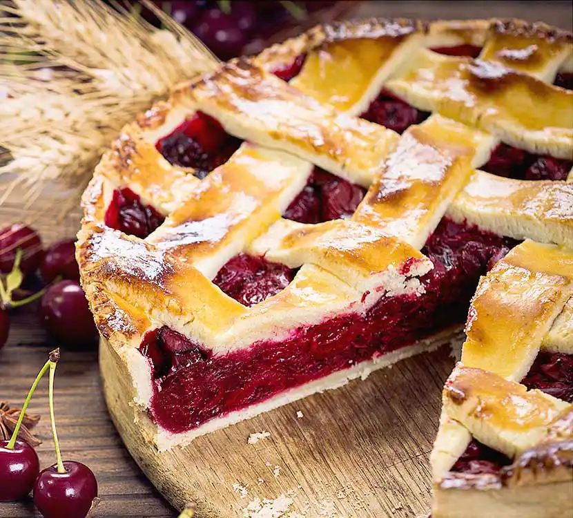 Tablett mit Gitterkuchen mit Kirschfüllung.