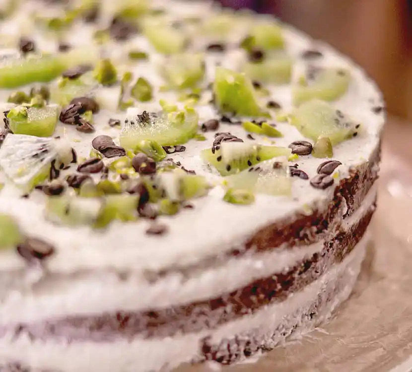 Tisch mit Kiwikuchen.