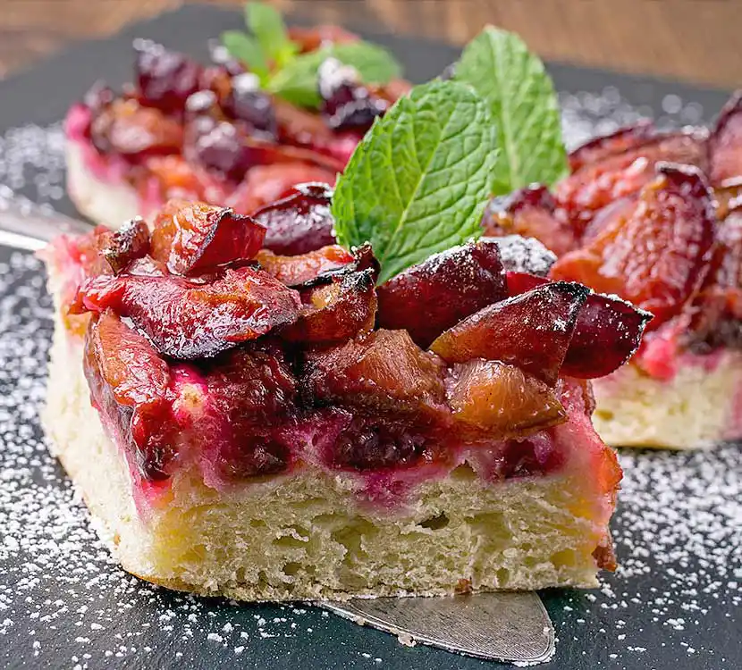 Teller mit Zwetschgendatschi und Minzagrnitur.