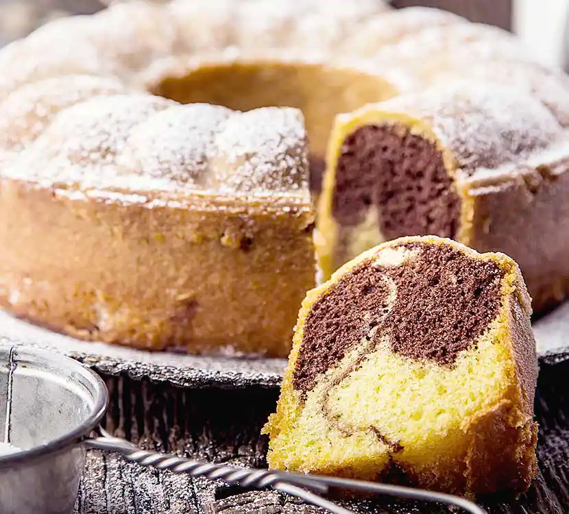 Tablet mit angeschnittenem Marmorkuchen.