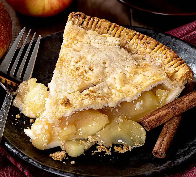 Teller mit Apfelkuchen mit Zimt.