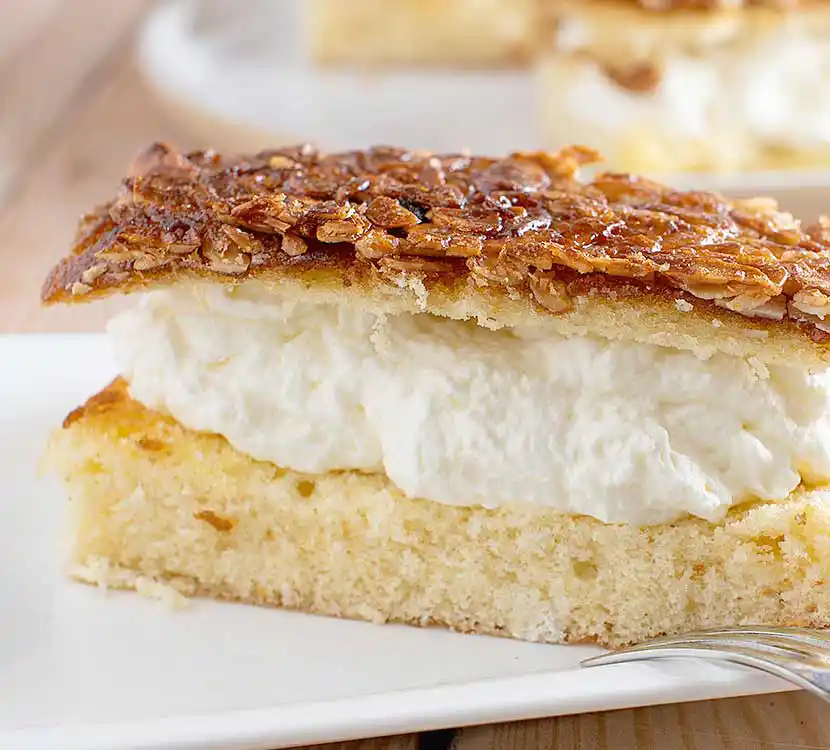 Teller mit Bienenstich-Kuchen.