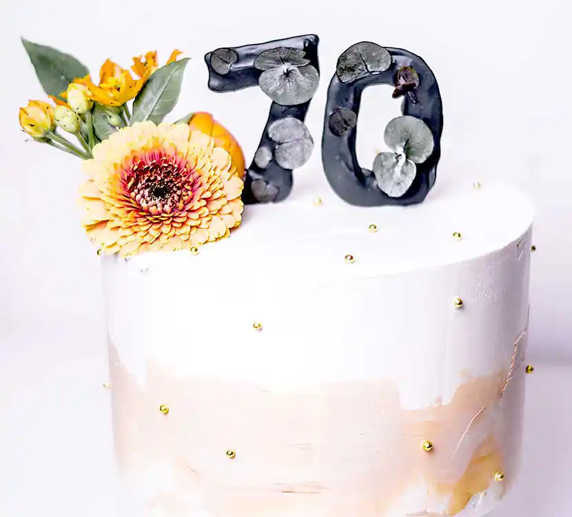 Weiße Geburtstagstorte mit Blumendeko.