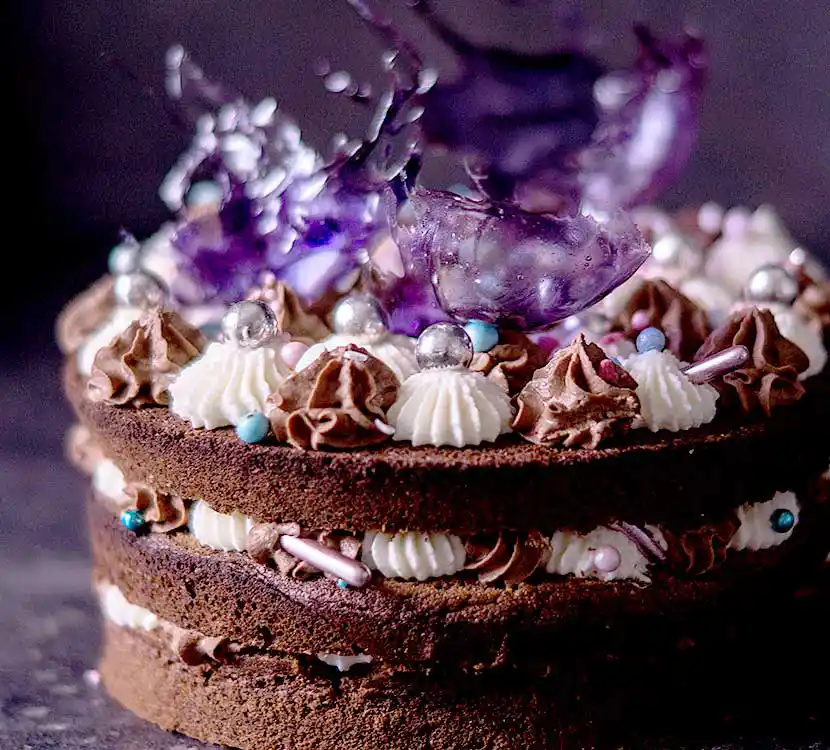 Braunew Torte im Naked-Stil mit Zuckerkunst.