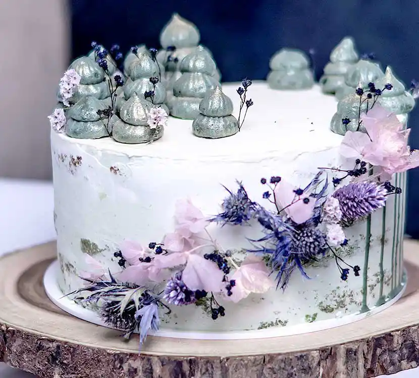 Teller mit gegrillten Garnelen, Salat und Cocktailsauce.