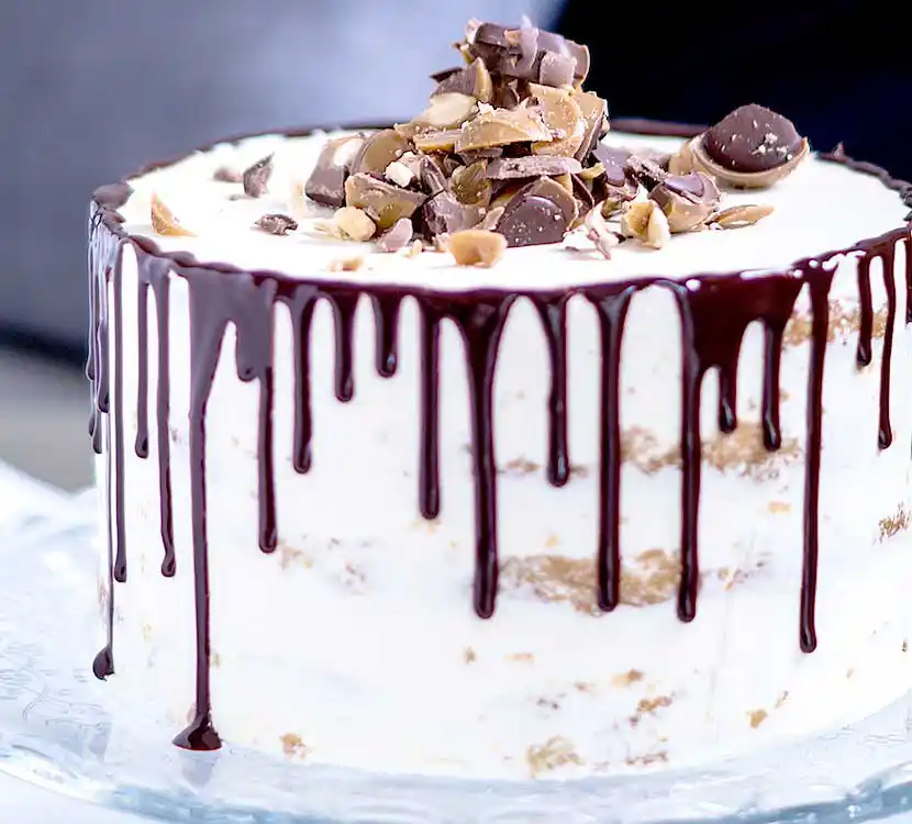 Weiße Semi Naked Torte mit Schoko-Drip Schokosplitter.
