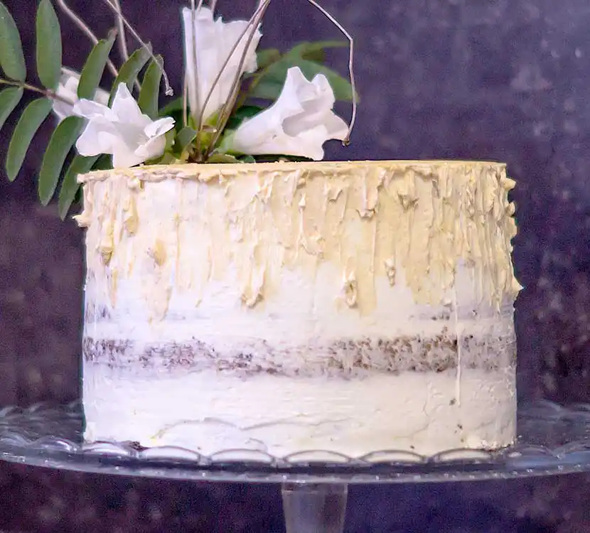 Mit Buttercreme eingestrichene Torte im Seminaked-Stil