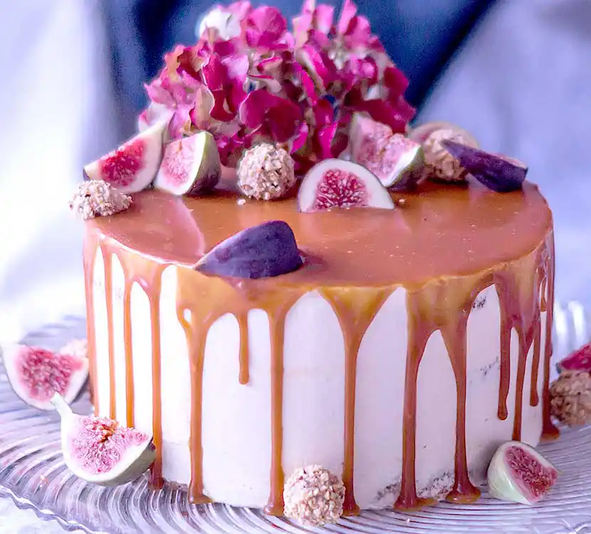 Teller mit weißer Torte, Drip aus Karamell mit Feigen.