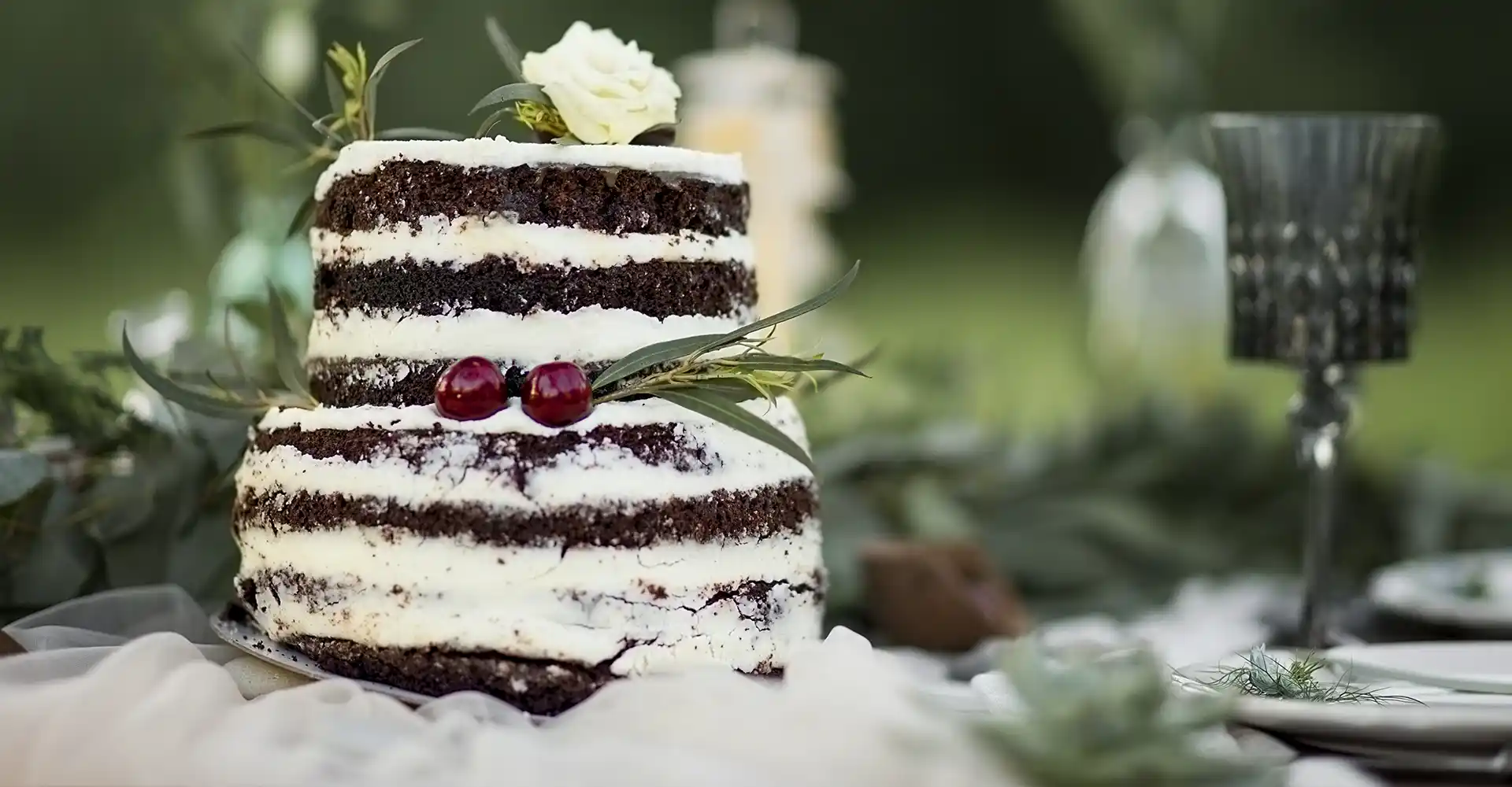 Still mit Naked Cake im Grünen.