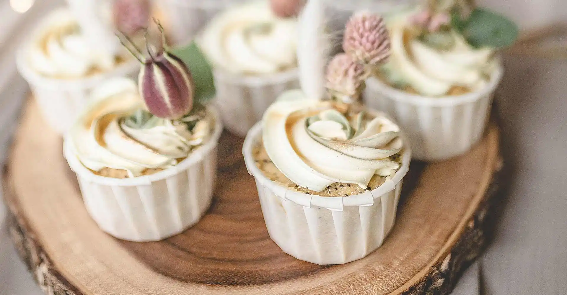 Holzbrett mit schönen Cupcakes.